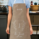 Familienaam gepersonaliseerd rustige burlap schort<br><div class="desc">Eigen monogram en naam met een familie van het jaar gevestigde kerkboerenstijl donkerbeige jute burlap (PRINTED) voor moeder,  grootmoeder,  tante of andere familieleden. U kunt het met de naam vervangen.       Een modern keepascadeau voor bruiloften,  verjaardagen,  woonwoningen,  Thanksgiving,  Kerstmis of andere gelegenheden.</div>
