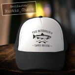 Familienaam Lake House Oars Fish Rustilstijl Trucker Pet<br><div class="desc">Een stijlvolle honkbal & vrachtwagenhoed met uw persoonlijke familienaam, meerhok, vishut of andere gewenste tekst en de datum is vastgesteld. Dit aangepaste ontwerp biedt een stijlvol ritpografie met illustraties van een vis- en bootpotje. Voel me vrij om mijn ontwerperwinkel te bezoeken om meer objecten en design als deze te zien....</div>