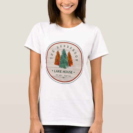 Familienaam Lake House Pine Tree hout achtergrond T-shirt (Voorkant)