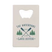 Familienaam Lake House Rustic Oars Pine Trees Creditkaart Flessenopener (Voorkant)