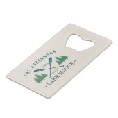 Familienaam Lake House Rustic Oars Pine Trees Creditkaart Flessenopener (Achterkant Gekanteld)