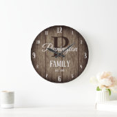 Familienaam met Monogram Rustic Wood Texture Grote Klok (Huis)