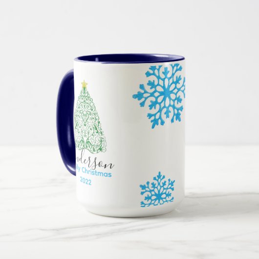 Familienaam moderne kerstboom en glitterige sneeuw mok (Voorkant links)