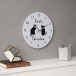 Familienaam moderne zwarte kat silhouettes grote klok<br><div class="desc">Moderne zwarte kat silhouettes familienaam Large Clock. Voeg je eigen naam toe om je aan te passen.</div>