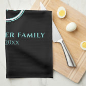 Familienaam | Monogram | Datum | Zwart-Blauwgroen Theedoek (Quarter Fold)