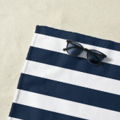 Familienaam Monogram Navy Blauwe Witte Streep Strandlaken (In situ)