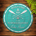 Familienaam | Oars en Anchor Custom Aqua Blue Dartbord<br><div class="desc">Fun "Welkom in het meerhuis",  gepersonaliseerd dart board. Verander de naam,  het jaar en de naam van je vakantieweg (strandhuis,  huisje,  zomerhuis,  enz.) om dit een prachtig uniek geschenk te maken.</div>