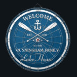 Familienaam | Oars en Anchor Custom Blue Dartbord<br><div class="desc">Fun "Welkom in het meerhuis",  gepersonaliseerd dart board. Verander de naam,  het jaar en de naam van je vakantieweg (strandhuis,  huisje,  zomerhuis,  enz.) om dit een prachtig uniek geschenk te maken.</div>