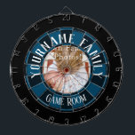 Familienaam One Photo Game Room Dartbord<br><div class="desc">Voeg je eigen naam toe aan dit leuke dartboard van de game-kamer van het gezin. FUnique cadeau voor verjaardagen,  Kerstmis,  vaderdag of gewoon omdat.. Eén centrale fotooptie.</div>