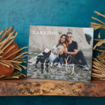 Familienaam Oprichtingsdatum | Foto & Typografie Fotoplaat<br><div class="desc">Op zoek naar de perfecte aangepaste familiedruk? Ons stijlvolle familienamendrukwerk is de perfecte manier om die herinneringen voor altijd te koesteren. Elegante "family" in modern kalligrafieschrift,  datum en leuke quote. Dit aandenken is een prachtig cadeau voor elke gelegenheid: Moederdag,  verjaardagen,  pasgetrouwden,  Opa en Oma-dag en nog veel meer.</div>