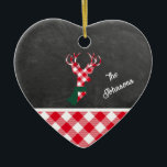 Familienaam Red Plaid Reindeer Chalkboard Keramisch Ornament<br><div class="desc">Dit zwarte kartonnen ontwerp is bedekt met rood en wit gelaat en heeft een bijpassend rendier... geadorbeerd met een feestelijke groene sjaal! Pas je aan met de naam van je geliefde. De stijlen,  de grootte,  en de kleuren van de tekst kunnen worden veranderd; het gebruiken geeft menu uit.</div>