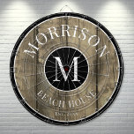 Familienaam Rustic Wood Dartbord<br><div class="desc">Dit rustieke dartbord is de perfecte aanvulling op uw familie strandhuis, meer huis, speelkamer, man grot, en meer. Het beschikt over een vet initialen monogram in het midden, met uw familienaam trots weergegeven aan de bovenkant. Op de onderkant staat "Beach House", maar dit kan worden aangepast aan elke locatie, thema...</div>