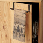 Familienaam Rustic Wood - Gepersonaliseerd Theedoek<br><div class="desc">Creëer een op maat gesneden keukenhanddoek voor de huishouding van de huishouding, voorzien van een robuust houten plankontwerp met NAAM FAMILIE CABIN en de datum van het jaar of een andere bruine tekst. BIJSTAND: Neem contact op met de ontwerper VOORDAT u via het Zazzle Chat MESSAGE tabblad hieronder of e-mail...</div>