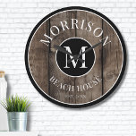 Familienaam Rustic Wood Monogram Grote Klok<br><div class="desc">Deze rustieke klok is de perfecte aanvulling op uw familie strandhuis, meer huis, speelkamer, man grot, en meer. Het beschikt over een vet initialen monogram in het midden, met uw familienaam elegant weergegeven aan de bovenkant. Op de onderkant staat "Beach House", maar dit kan worden aangepast aan elke locatie, thema...</div>
