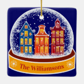 Familienaam Snowglobe Christmas Village Keramisch Ornament (Achterkant)