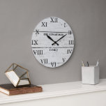 Familienaam van bijtschors grote klok<br><div class="desc">Rustic barnenuurklok met grote Romeinse cijfers. U kunt uw eigen naam personaliseren en toevoegen.</div>