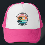 Familiereünie Logo | Trucker Hat Trucker Pet<br><div class="desc">Leuke aangepaste trucker hoed om uw tropische vakantie te herdenken,  familie reünie,  vrijgezelle of vrijgezellenfeest,  enz. Beschikt over levendige strandscène met palmbomen. Een perfecte manier om die geweldige reis of feest te herdenken. Reis/evenement/familienaam,  locatie en jaar aanpassen.</div>