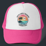 Familiereünie Logo | Trucker Hat Trucker Pet<br><div class="desc">Leuke aangepaste trucker hoed om uw tropische vakantie te herdenken,  familie reünie,  vrijgezelle of vrijgezellenfeest,  enz. Beschikt over levendige strandscène met palmbomen. Een perfecte manier om die geweldige reis of feest te herdenken. Reis/evenement/familienaam,  locatie en jaar aanpassen.</div>