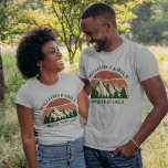 Familieroute zomervakantiebergen  t-shirt<br><div class="desc">Deze geweldige zonsondergang over rotsachtige bergen in natuur maakt een geweldig afbeelding voor een set aangepaste t-shirts voor een gezinshereniging, een reis over de weg of een zomervakantie. Herdenking je vakantieweek met t - shirts voor moeder, vader, broer en zus. Voeg gewoon je eigen achternaam en het jaar toe met...</div>
