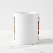 Familietrio op vakantiebesparingen grote koffiekop (Voorkant)