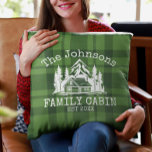 Family Cabin Groen geruite Thema Naam Gepersonalis Kussen<br><div class="desc">Ideaal voor familiebijeenkomsten, reünies, of uw bergretraite, dit product is ontworpen met een charmante groene geruite achtergrond. Het toont een prachtig ontworpen bergscène met een cabine omgeven door bomen, gepersonaliseerd met uw familienaam, het jaar vastgesteld, en eventuele extra details die u verkiest. Een uitstekende keuze voor een doordacht cadeau, het...</div>