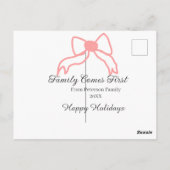 Family comes first red bow family name holidays briefkaart (Achterkant)