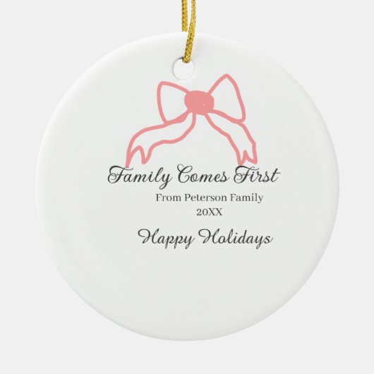 Family comes first red bow family name holidays keramisch ornament (Voorkant)