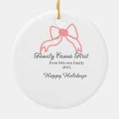 Family comes first red bow family name holidays keramisch ornament (Achterkant)