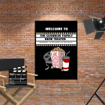 Family Home Theater Aangepaste naam unframed Poster<br><div class="desc">Dit schattige poster is de perfecte aanvulling op elke home theater. Het bevat een filmrol, popcorn, frisdrank en een aangepast filmmarktje op een zwarte achtergrond. Pas het filmselectiekader eenvoudig aan met een naam of andere tekst. Dit unframed poster is verkrijgbaar in een breed scala van maten om te passen betaalbare...</div>