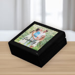 Family Love Black Script Aangepaste foto Cadeaudoosje<br><div class="desc">Moderne en stijlvolle aangepaste cadeaudoos biedt een favoriete foto met een minimaal 'familietype'-overlay-design dat elegante bloei en hartdetails bevat. De zwarte tekstkleur kan worden gewijzigd.</div>