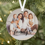 Family Love Black Script Aangepaste foto Ornament<br><div class="desc">Moderne en stijlvolle kerstversiering op maat biedt een favoriete foto('s) met een minimaal zwart "familie"-overlay met een elegante bloei en hartdetails. De zwarte tekstkleur kan worden gewijzigd. 2 foto voor / achter kunt u één foto op voor en achter of twee verschillende foto's opnemen.</div>