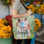 Family Love Black Script Aangepaste foto Tote Bag<br><div class="desc">Moderne en stijlvolle aangepaste canvas tas is voorzien van een favoriete foto('s) op de voor- en achterzijde met een minimaal 'familietype'-overlayontwerp met elegante bloei en hartdetails. De zwarte tekstkleur kan worden gewijzigd. 2 het ontwerp van de foto voor / achter staat u toe om een foto op voor en achter...</div>