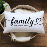 Family Love Black Script Custom Monogram Kussen<br><div class="desc">Moderne en stijlvolle,  aangepaste lumbool werpt een kussen op het ontwerp met eenvoudige en minimale 'Familie'-typografie die levendige en hartklare details bevat. Pas de tekst in hoofdletters aan met een bepaald monogram of jaar. De zwarte en witte kleuren kunnen worden gewijzigd.</div>