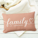 Family Love Script Clay Oranje Custom Monogram Kussen<br><div class="desc">Moderne en stijlvolle,  aangepaste lumbool werpt een kussen op het ontwerp met eenvoudige en minimale 'Familie'-typografie die levendige en hartklare details bevat. Pas de tekst in hoofdletters aan met een bepaald monogram of jaar. De witte en gedempte oranje kleuren van klei kunnen worden gewijzigd.</div>