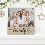 Family Love Script Custom Gray Beige Photo Fotoplaat<br><div class="desc">Aangepaste tabletop home decor biedt een favoriete familiefoto met een minimale witte "Family" typografie-overlay die elegante bloei en hartdetails bevat. Nota,  kunnen de neutrale grijze beige gekleurde achtergrond en de witte tekst worden aangepast. Een uniek cadeauidee voor je geliefden!</div>