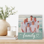 Family Love Script Custom Gray Green Photo Fotoplaat<br><div class="desc">Aangepaste tabletop home decor biedt een favoriete familiefoto met een minimale witte "Family" typografie-overlay die elegante bloei en hartdetails bevat. Nota,  kunnen de grijze groene gekleurde achtergrond en de witte tekst worden aangepast. Een uniek cadeauidee voor je geliefden!</div>