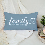 Family Love Script Dusty Blue Custom Monogram Kussen<br><div class="desc">Moderne en stijlvolle,  aangepaste lumbool werpt een kussen op het ontwerp met eenvoudige en minimale 'Familie'-typografie die levendige en hartklare details bevat. Pas de tekst in hoofdletters aan met een bepaald monogram of jaar. De witte en stoffige blauwe kleuren van leisteen kunnen worden gewijzigd.</div>