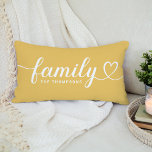 Family Love Script Golden Yellow Custom Monogram Kussen<br><div class="desc">Moderne en stijlvolle,  aangepaste lumbool werpt een kussen op het ontwerp met eenvoudige en minimale 'Familie'-typografie die levendige en hartklare details bevat. Pas de tekst in hoofdletters aan met een bepaald monogram of jaar. De witte en gouden gele kleuren kunnen worden gewijzigd.</div>