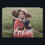 Family Love Script Persoonlijke foto iPad Pro Cover<br><div class="desc">Met een mooi en modern script voor het woord 'Love' kan deze familieliefdesfoto gemakkelijk gepersonaliseerd worden met je eigen favoriete familiefoto op dit tablethoesje. Een elegante omhulling van de tablet om uw apparaat te beschermen en het persoonlijk en memorabel te maken. Een geweldig cadeau.</div>