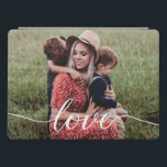 Family Love Script Persoonlijke foto iPad Pro Cover<br><div class="desc">Met een mooi en modern script voor het woord 'Love' kan deze familieliefdesfoto gemakkelijk gepersonaliseerd worden met je eigen favoriete familiefoto op dit tablethoesje. Een elegante omhulling van de tablet om uw apparaat te beschermen en het persoonlijk en memorabel te maken. Een geweldig cadeau.</div>