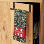 Family Monogram KerstHolly Theedoek<br><div class="desc">Uw initiaal en achternaam personaliseren deze keukenhanddoek met een takken,  bessen en groen patroon op zwart. Ideaal voor uw thuisdecor of als cadeau. Punten in onze winkel koppelen.</div>