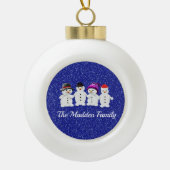 Family of Four Snowmen Blue Sparkle Winter   Keramische Bal Ornament (Voorkant)