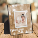 Family Photo Keepomwille Fotoplaat<br><div class="desc">Gemaakt om dimensionaal te kijken, een rand van sterren en stippen op gouden creëer, een prachtig lijst voor je favoriete foto op dit tafelblad met een ingebouwde esel. Het afbeelding wordt direct op het hardboard geplaatst voor een verbluffend scherp afbeelding met een gemakkelijk schoon veegdoppervlak. Geweldig als geschenk of om...</div>