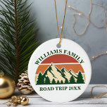 Family Road Trip Mountains  Aangepast Keepomwille Keramisch Ornament<br><div class="desc">Deze geweldige  zonsondergang over rotsachtige bergen in natuur maakt een geweldig afbeelding voor een set aangepaste kerstversieringen voor een gezinshereniging,  een reisreis of een zomervakantie. Je vakantieweek gedenken met dit cadeau. Voeg gewoon je eigen achternaam en het jaar toe met onze personalisatieprogramma in jager-groen.</div>