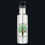 Family Tree Custom Reunion Keepsake Gift Waterfles<br><div class="desc">Pas deze schattige aangepaste waterfles in groen aan voor uw volgende familiereünie. Personaliseer met de achternaam van uw familie boven de groene bladeren met het evenement en het jaar onder de natuur tekening. Familie boom geschenken.</div>