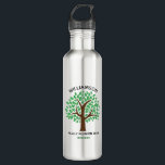 Family Tree Custom Reunion Keepsake Gift Waterfles<br><div class="desc">Pas deze schattige aangepaste waterfles in groen aan voor uw volgende familiereünie. Personaliseer met de achternaam van uw familie boven de groene bladeren met het evenement en het jaar onder de natuur tekening. Familie boom geschenken.</div>