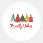 Family Vibes – Cozy Christmas Tree Design Ronde Sticker (Voorkant)