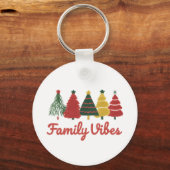 Family Vibes – Cozy Christmas Tree Design Sleutelhanger (Achterkant)