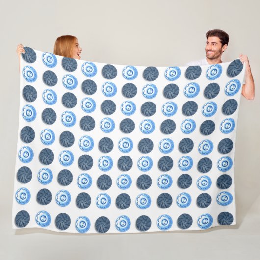 Fancy blauwe naaiknoppen patroon op wit fleece deken (In situ)