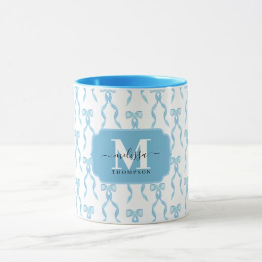 Fancy Blue Bow Monogrammed Mok (Midden)